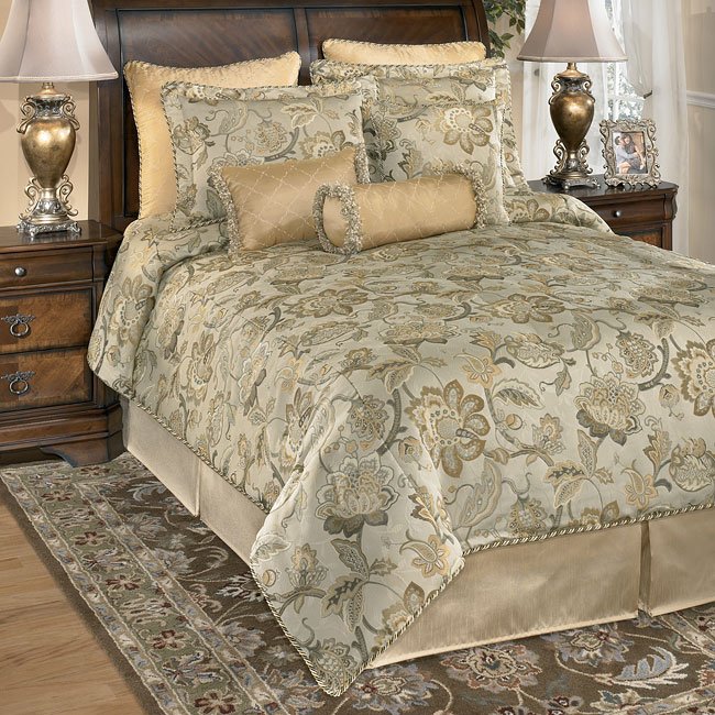 Calista - Sage Bedding Set by Signature Design by Ashley | FurniturePick